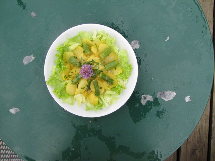Spargel-Kartoffelsalat mit Liebstöckel und Orangen Vinaigrette 