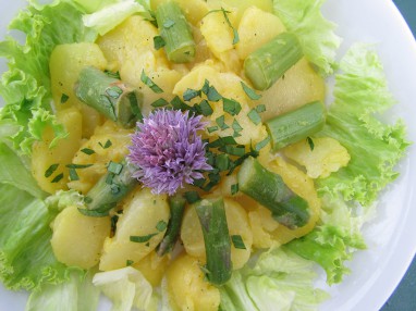 Spargel-Kartoffelsalat mit Liebstöckel und Orangen Vinaigrette